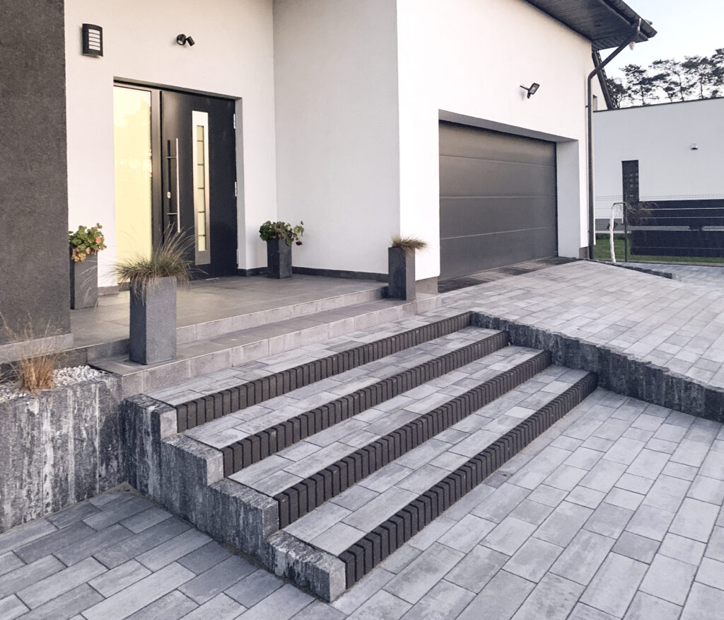 kostka brukowa tercet wapień szary i schody z obrzeża palisadowego tetron grafit