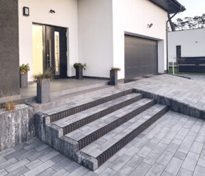 kostka brukowa tercet wapień szary i schody z obrzeża palisadowego tetron grafit